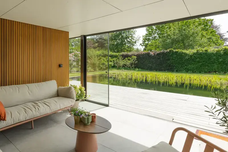 Zicht vanuit Poolhouse op de zwemvijver