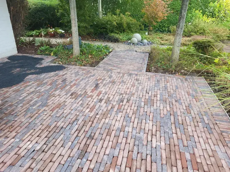 Aanleg van terras met kleiklinkers 