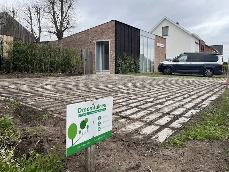 Aanleg van parking met waterdoorlatende grasdallen 