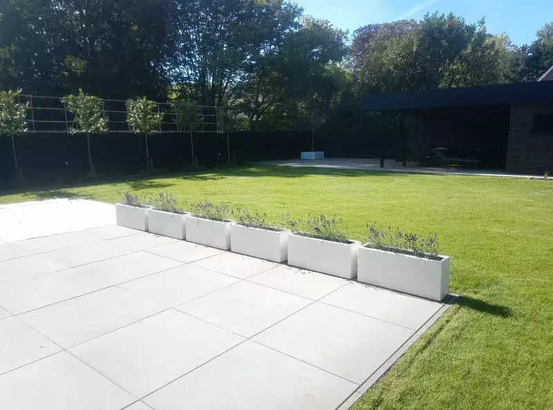 Totaalaanleg met o.a. grondwerken, terras in betontegels, terras in hout, beplanting, verlichting,...