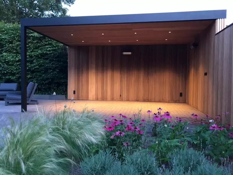Van ontwerp tot realisatie. Detail van de nieuwe tuin. Aanplanting en overkapping op maat. 