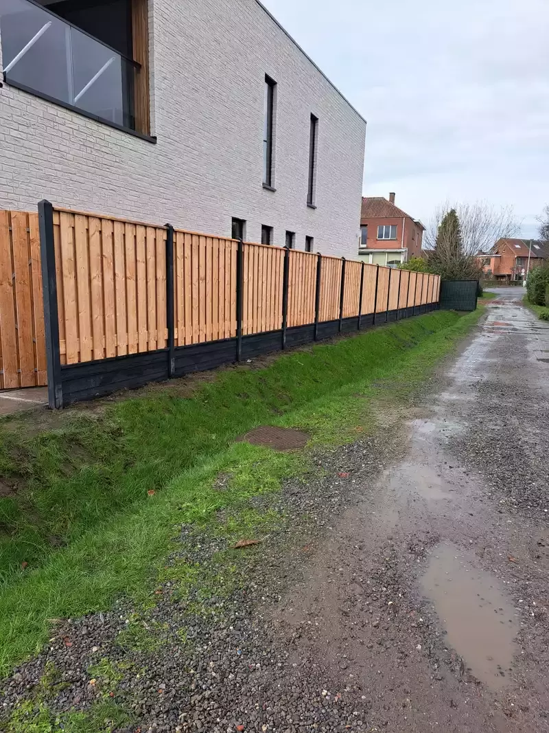 Betonomheining Luxline zwart gecoat in combinatie met red class wood tuinschermen