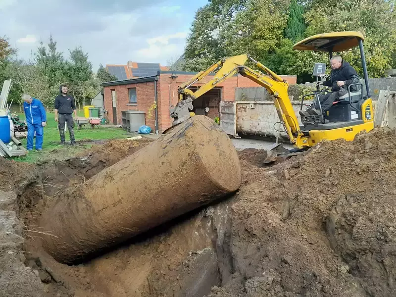 Verwijderen oude mazouttank (werd eerst door een erkende firma gereinigd)