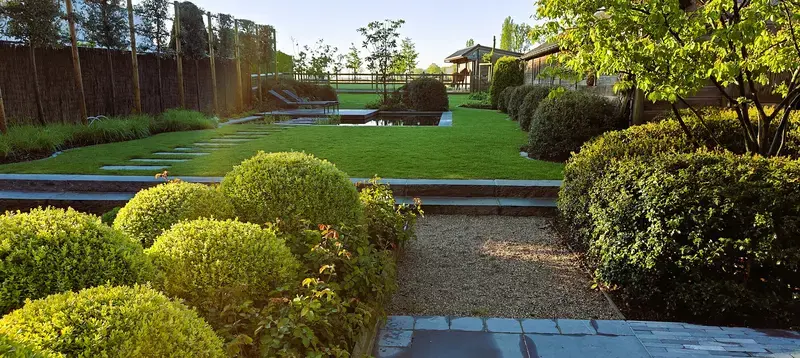 Landelijk moderne tuin met zwemvijver