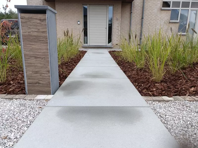 plan uitgewerkt door klant, installatie megatile-pad met beplanting en vernieuwing oprit
