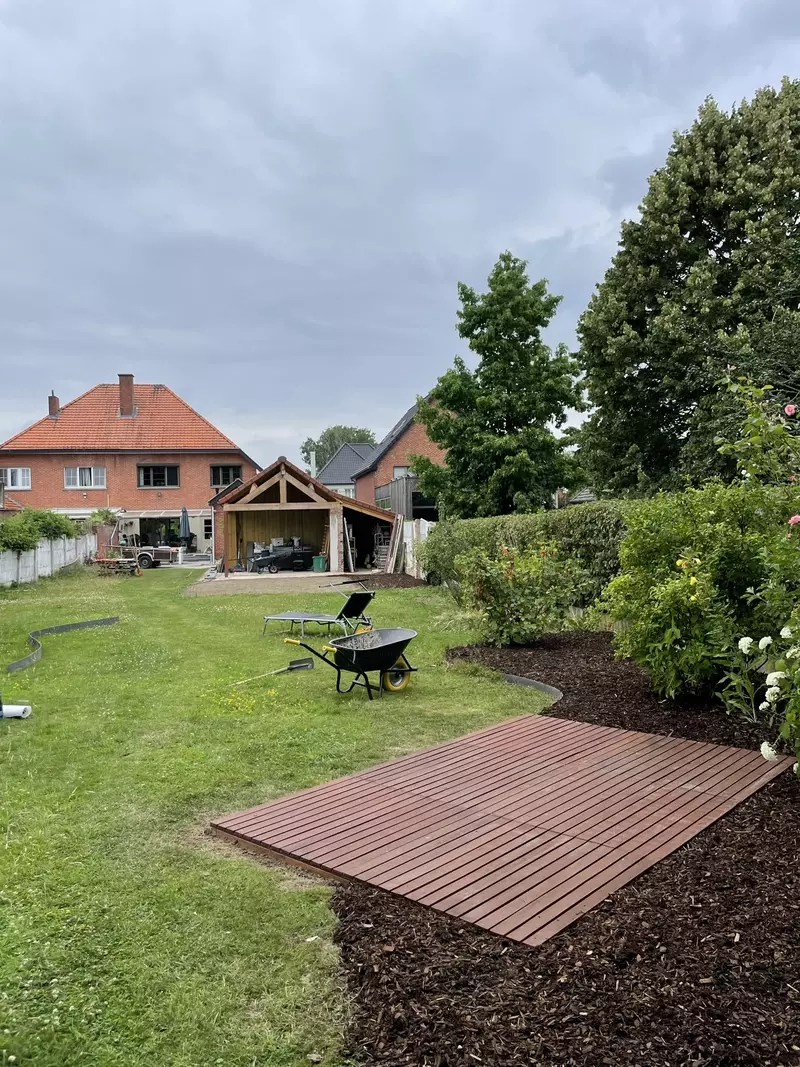 Houten zonneterras in border