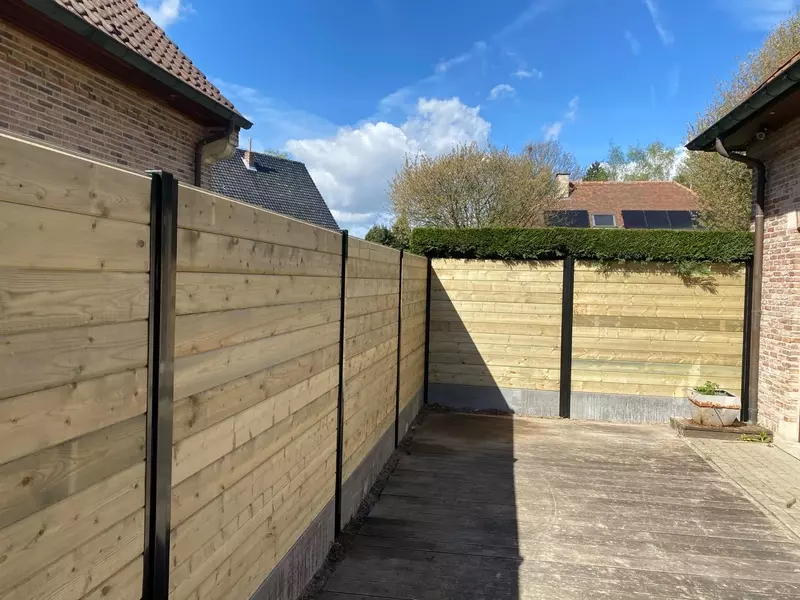Een tand - en - groef houten afsluiting is de ideale keuze voor wie op zoek is naar een duurzame en elegant oplossing voor privacy en veiligheid. Dankzij de naadloze verbindingen en stevige constructie is deze afsluiting zowel functioneel als esthetisch aantrekkelijk. 