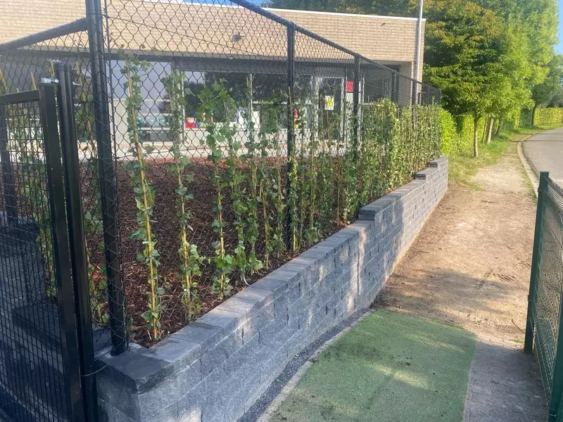 Een stackton grondkering is de ideale oplossing voor het opvangen van hoogteverschillen in tuinen en buitenruimtes. Deze keringen bieden niet alleen stabiliteit en veiligheid, maar hebben ook een esthetische en moderne uitstraling die perfect past bij elk tuinontwerp. 