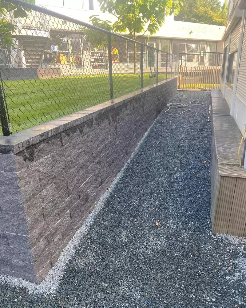 Een stackton grondkering is de ideale oplossing voor het opvangen van hoogteverschillen in tuinen en buitenruimtes. Deze keringen bieden niet alleen stabiliteit en veiligheid, maar hebben ook een esthetische en moderne uitstraling die perfect past bij elk tuinontwerp. 
