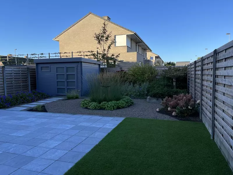 Deze onderhoudsarme beplanting is gevarieerd in bloei, herfstkleur, ...