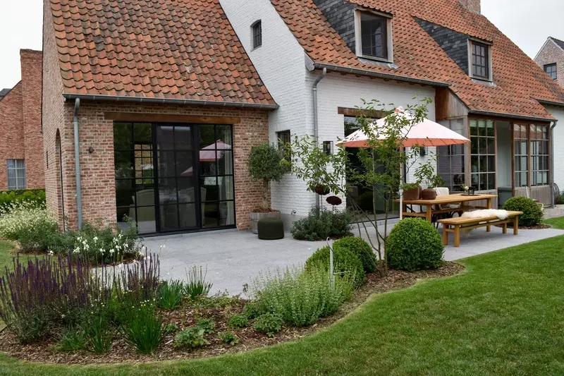 Landelijke tuin met blauwsteen terrassen