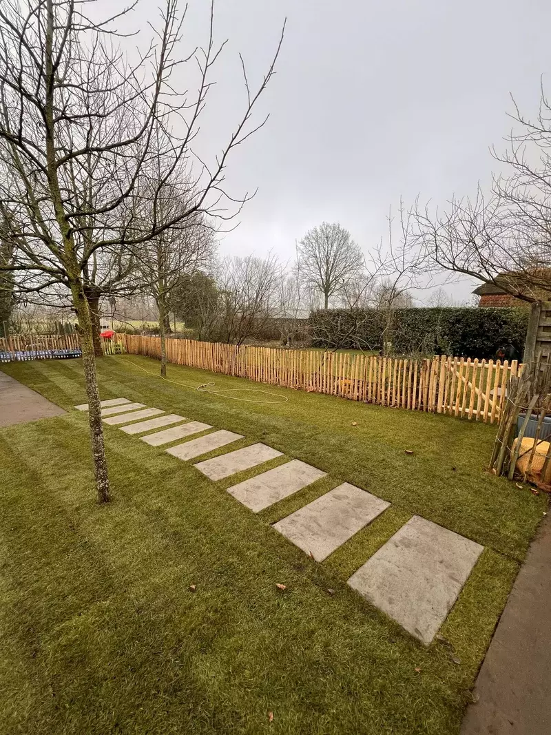 Heraanleg van kindvriendelijke tuin voor kindercrèche 