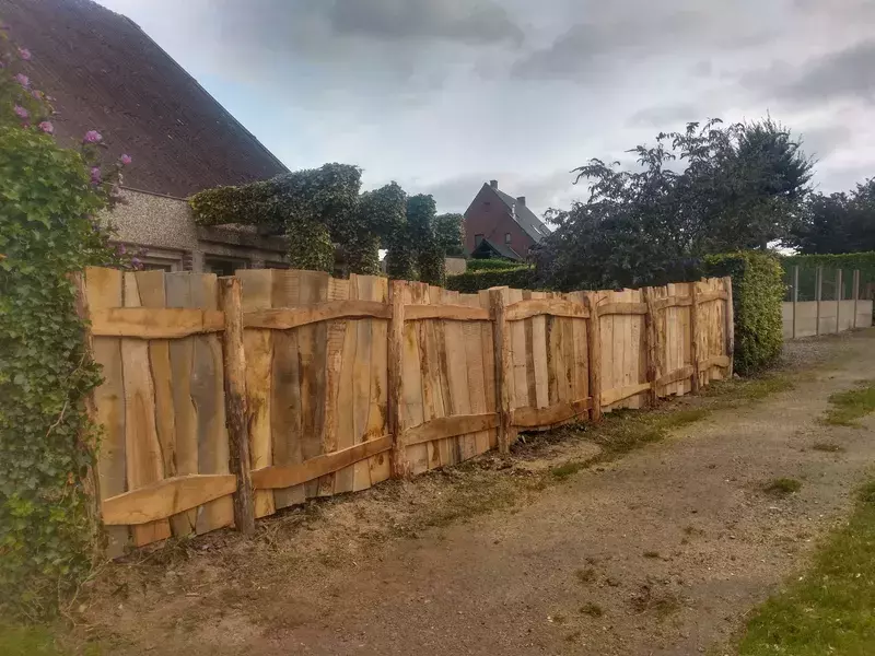 Tuinafsluiting in lokaal kastanjehout