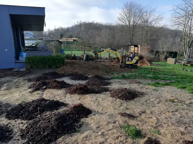 nivelleren van tuin met graafmachine