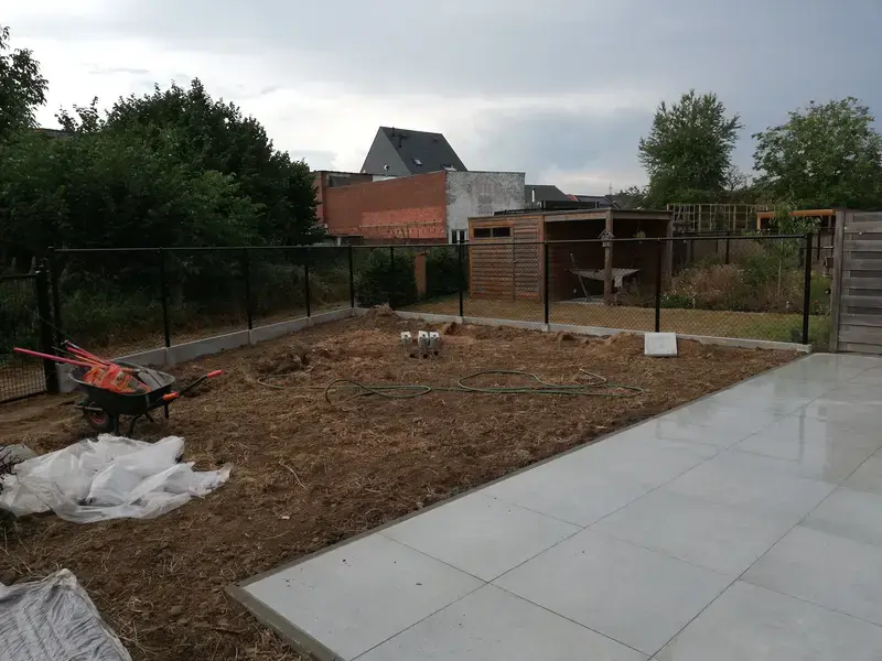 plaatsen van draadafsluiting en terras