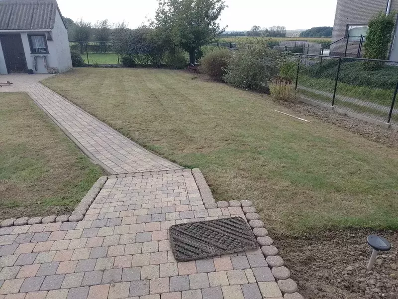 Verticuteren en doorzaaien gazon