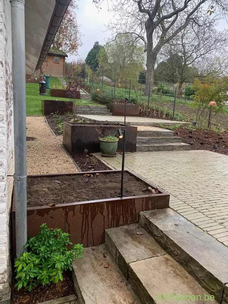 Landelijke tuin met hoogteverschillen