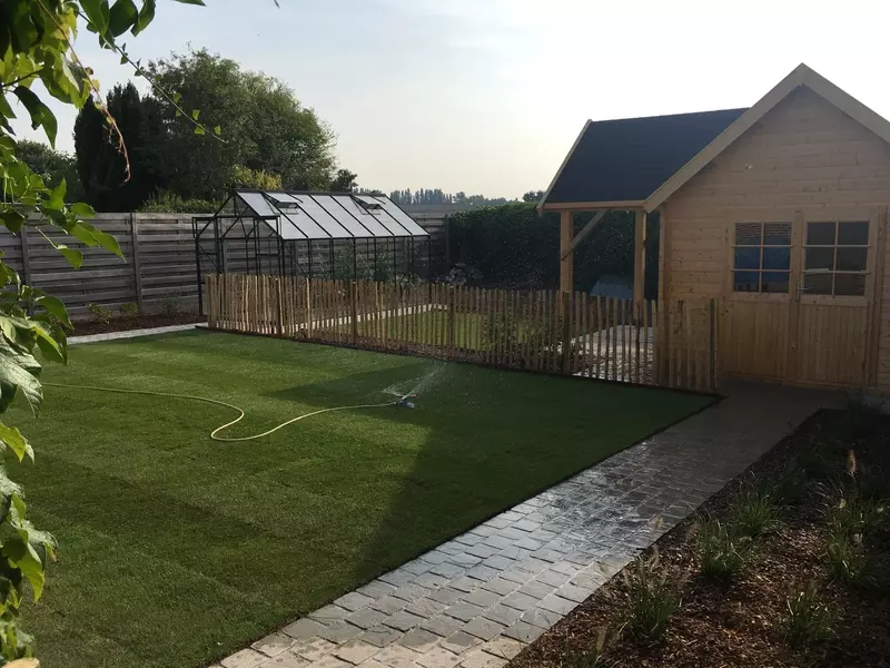 Plaatsing serre, tuinhuis, wandelpaden in platines en graszoden