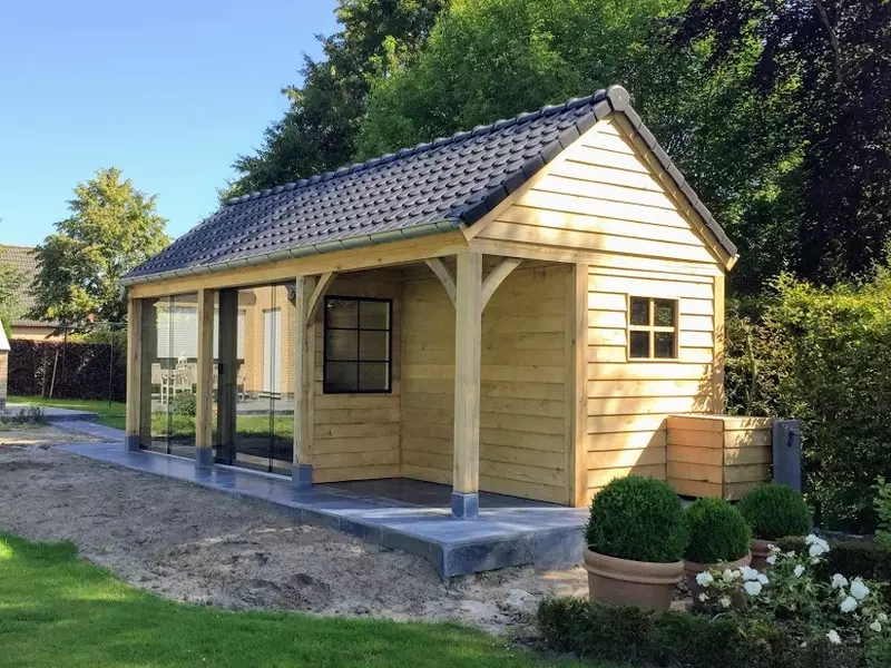 Eiken bijgebouw met glazen schijframen.