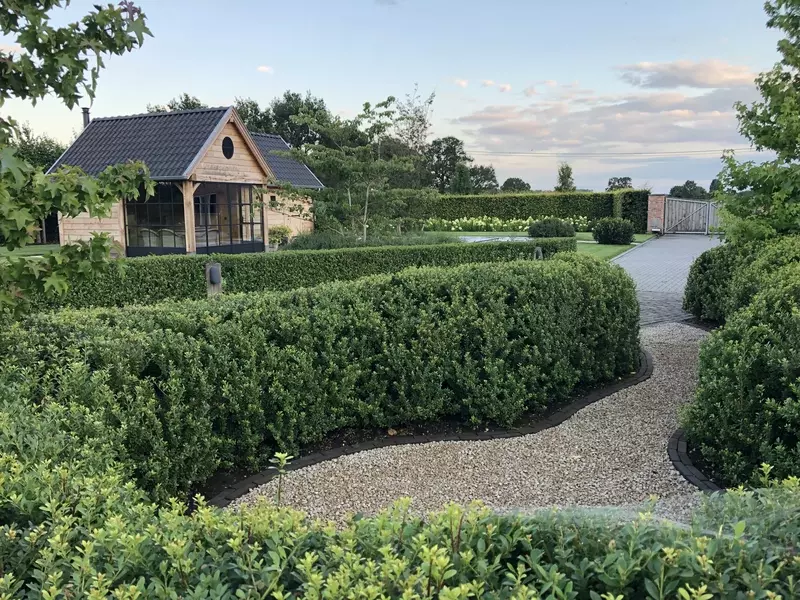 Landelijke tuin met eiken bijgebouw