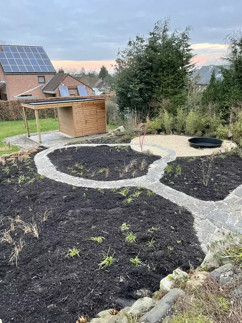 Aanleg pad, tuinhuis & beplanting