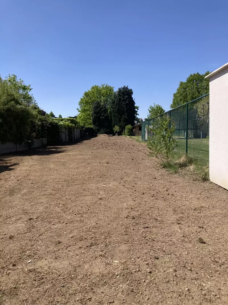 Gazon aanleg project: ploegen, egaliseren en inzaaien