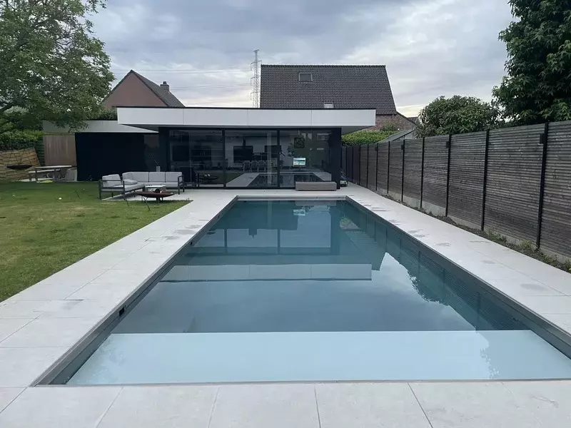 Strak verlicht zwembad met LED-verlichting door Upgrade Pools in Bavikhove