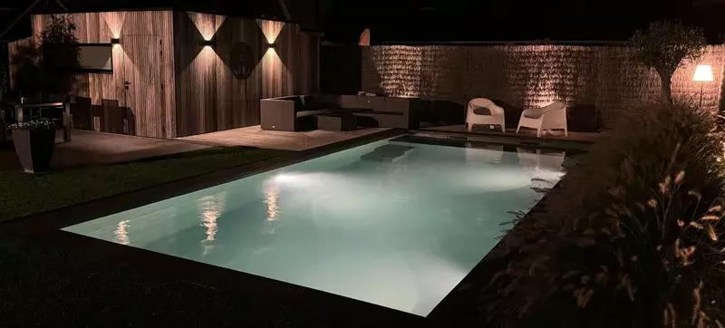 Biologische zwemvijver met natuurlijke filtering aangelegd door Upgrade Pools in Vlaanderen