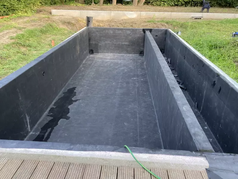 Plaatsen waterdichting zwemvijver