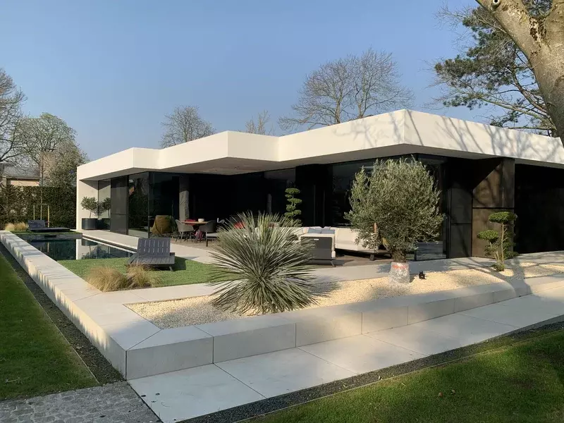 Totale omgevingsaanleg van een nieuwbouwwoning te Sint Kruis. Van het bouwrijp maken, de aanleg tot op heden het onderhoud van de tuin. 