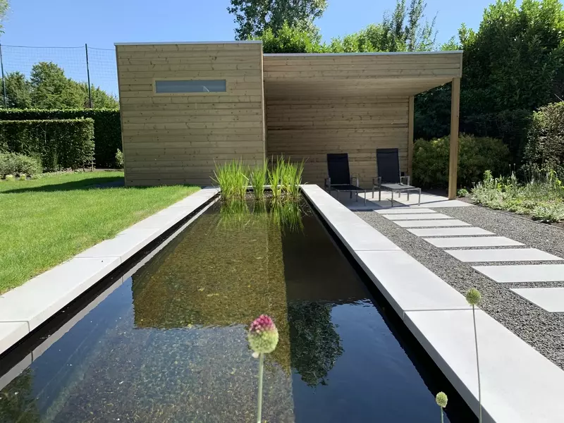 Totaalproject. Realisatie te Roeselare. Houtconstructie en vijver op maat. 