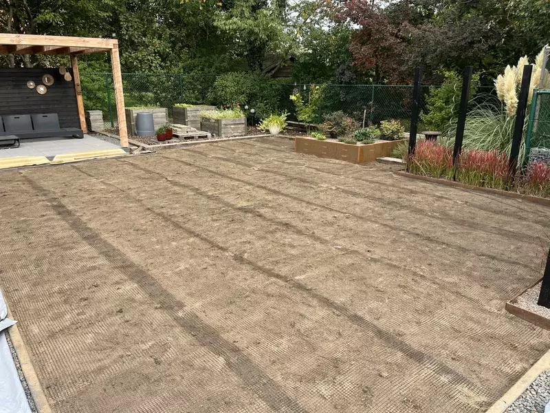 Bovenop de gefreesde grond heb ik een mollennet geplaatst. Bovenop het mollennet heb ik nog champost en verse grond er extra boven op gekapt. Een mollennet houd mollen tegen om naar boven te graven  in uw tuin.