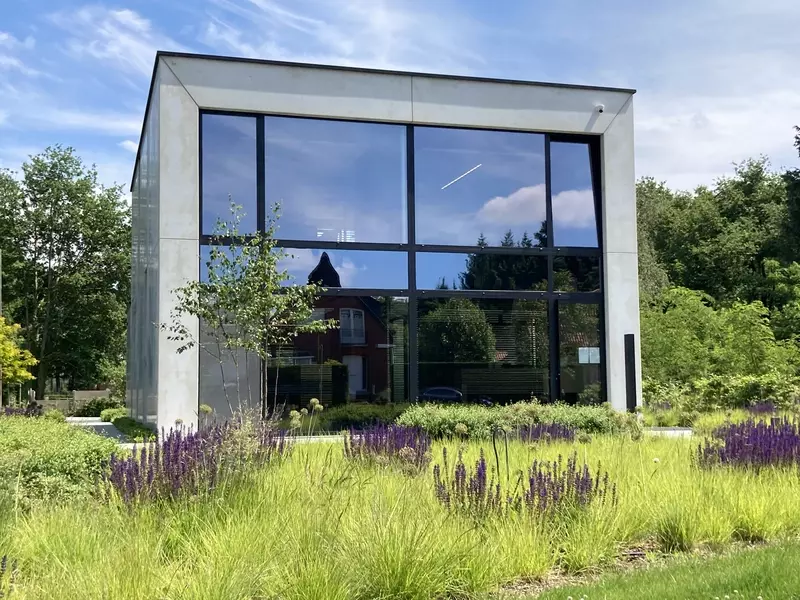 Natuurlijke tuin bij kantoorgebouw