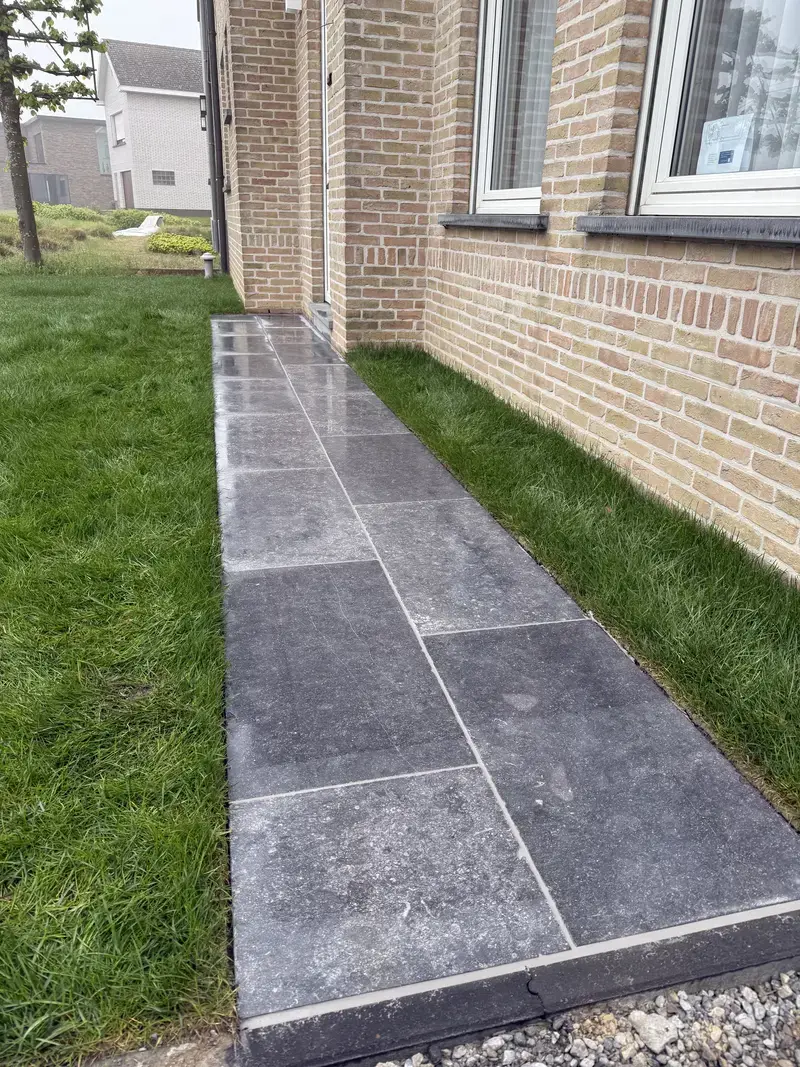 Plaatsen van Belgische natuursteen 40-80cm tegels en invoegen 
