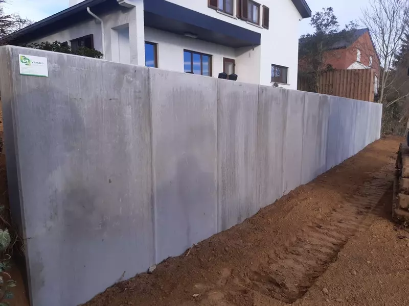 Betonnen L-elementen als opvang van een hoogteverschil