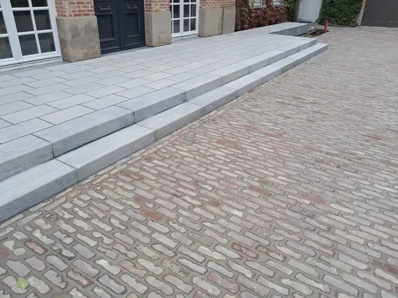 Wij leggen verhardingen die jarenlang meegaan. Met kwaliteitsvolle materialen en een correcte stabilisatie zorgen we voor een strak, functioneel en betrouwbaar resultaat.