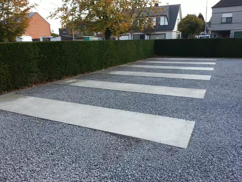 Parking met kiezelstenen aan een bedrijfsterrein