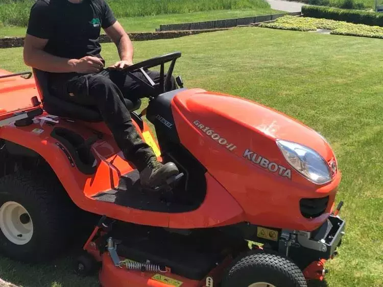 Gazonverzorging met een professionele Kubota zitmaaier. Zuinig omwille van de diesel motor en ideaal voor grote oppervlaktes