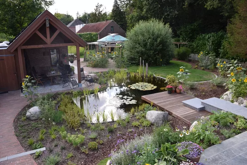 Natuurlijke tuin met vijver