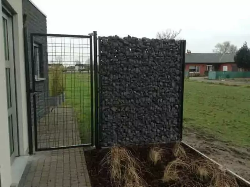 Poortje met steenkorf