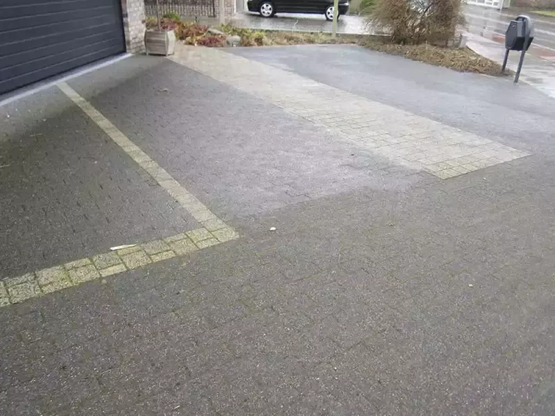 Oprit met parkeermogelijkheid