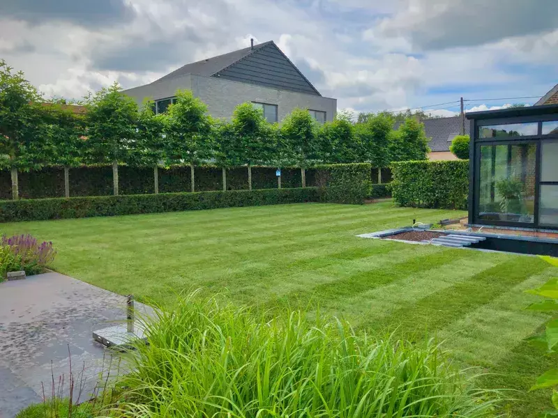 Deze tuin hebben we voorzien van grasmatjes.
