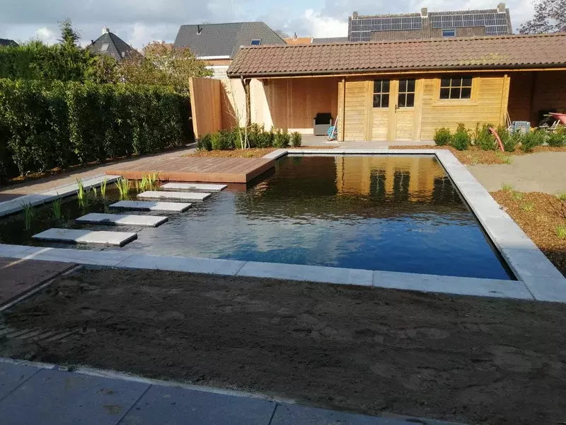 zwemvijver met bijgebouw