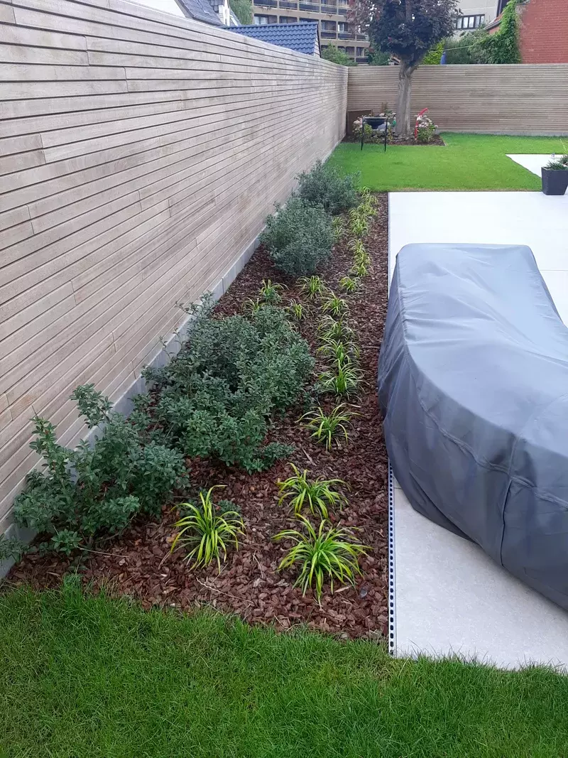 Tuinaanleg met schors en beplanting