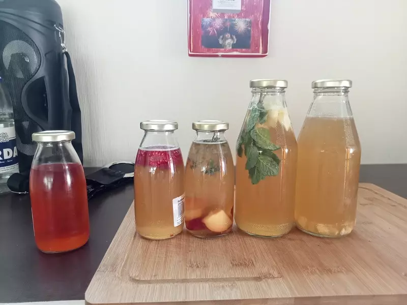 Brouwen van kombucha met diverse smaken 