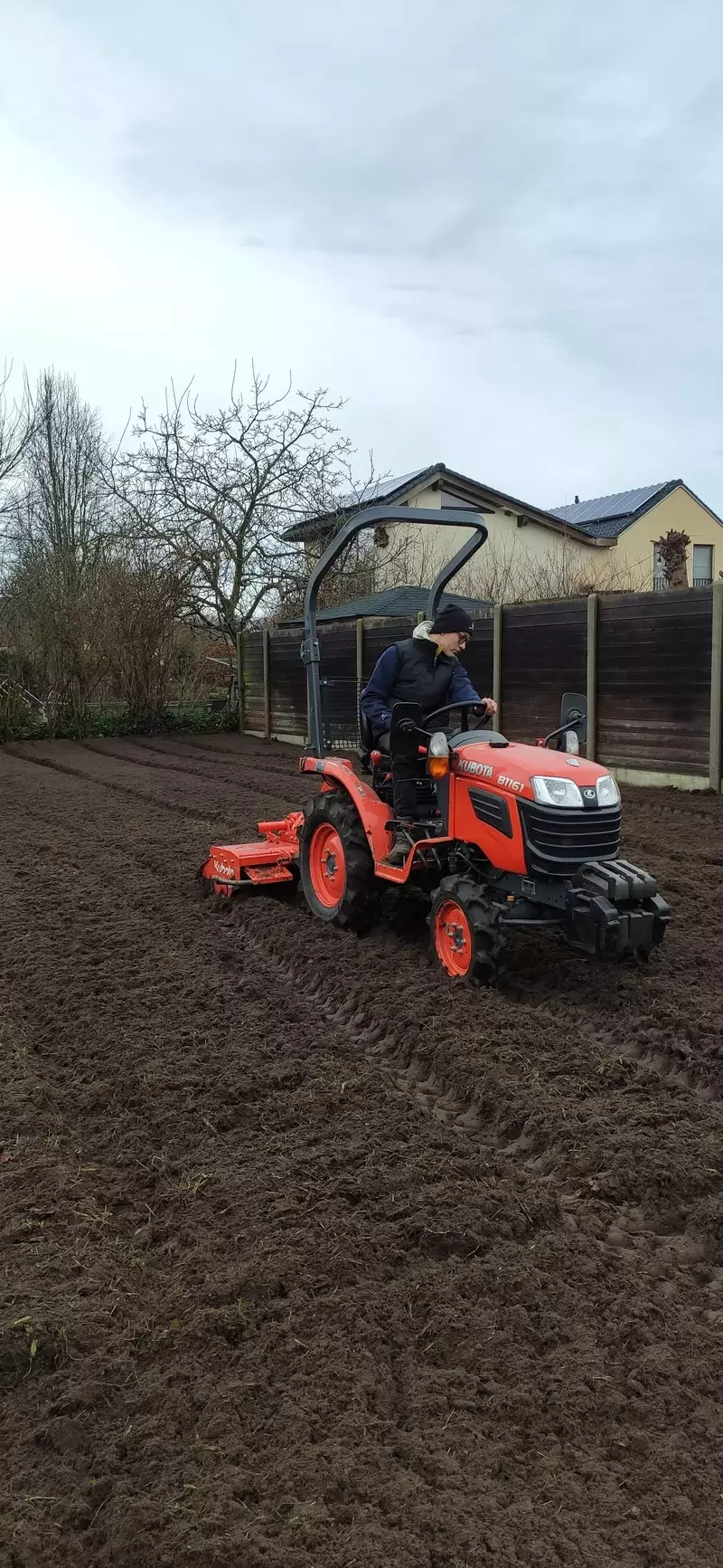 Frezen van de grond voor het zaaien van gras
