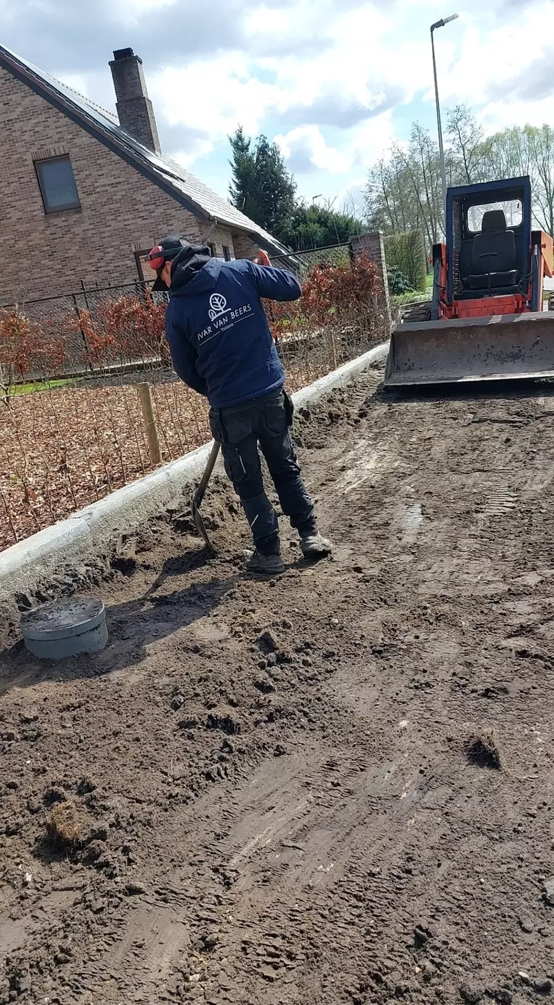 Grondwerken voor het plaatsen van grind