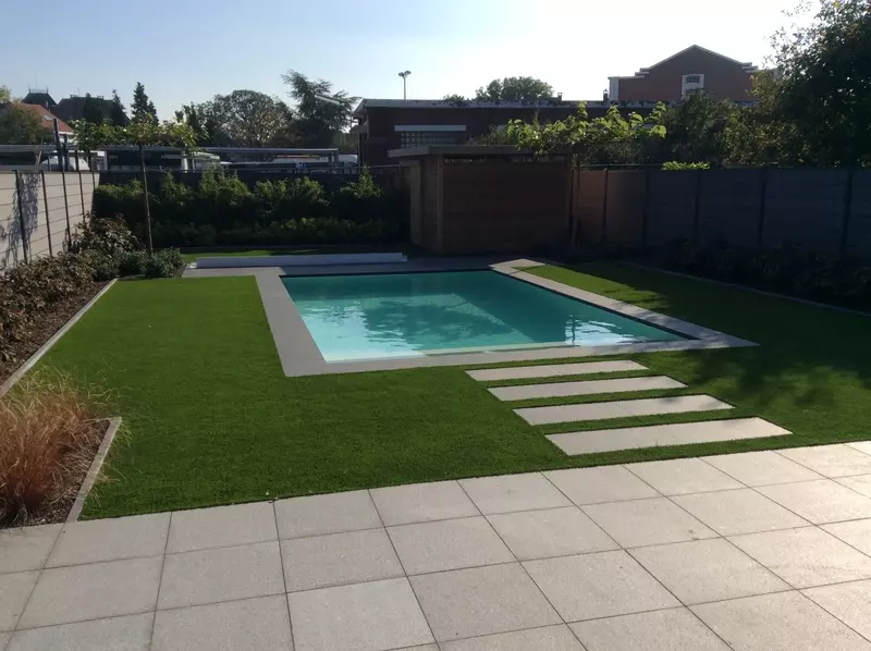 Totaal project uit ontwerp: grondwerken, zwembad, poolhouse, gazon, terrassen, aanplantingen