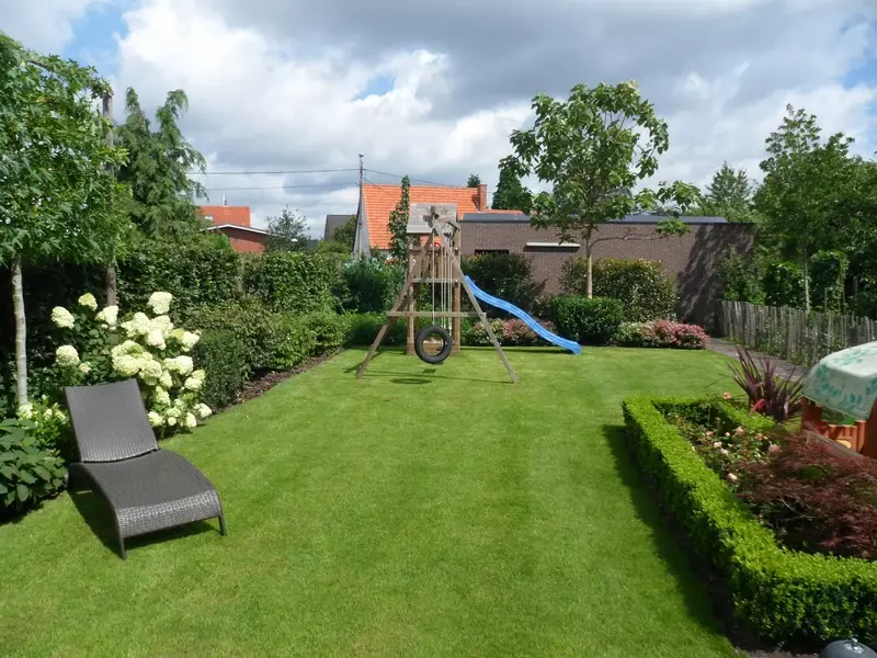 Totaal project tuinrenovatie uit ontwerp: grondwerken, gazon, terras, opritten, afsluiting, groenten tuin, aanplantingen en verlichting 