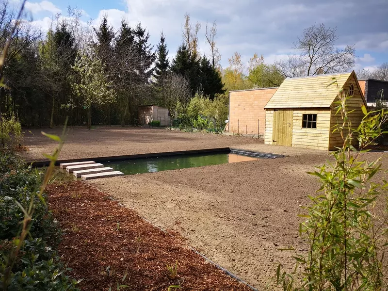 Totaal project uit ontwerp: grondwerken, zwemvijver, Garden house, gazon, aanplantingen en verlichting